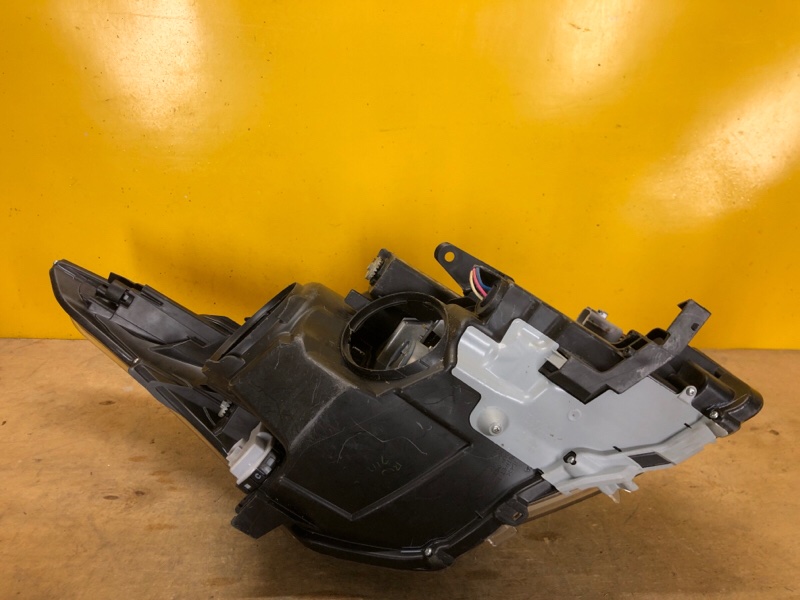 Фара левая AVENSIS 08-18 Фара левая AVENSIS 08-18