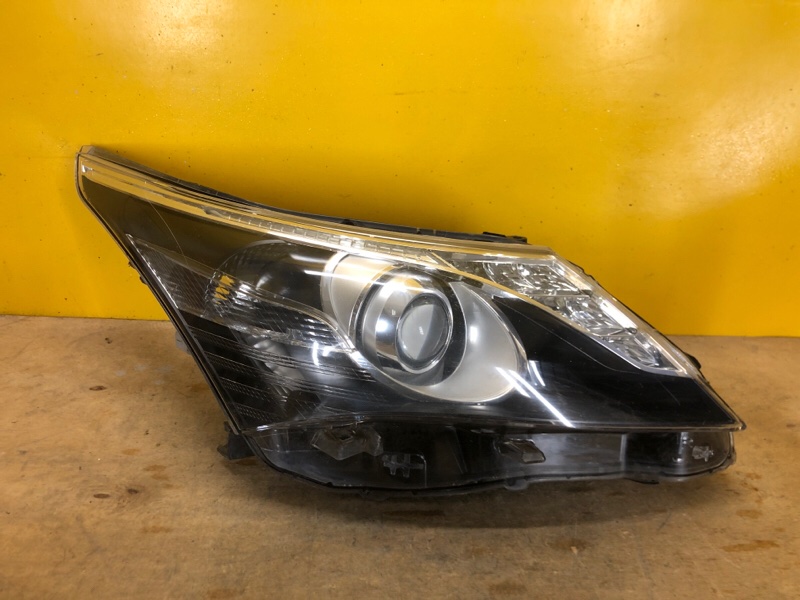 Фара правая TOYOTA AVENSIS 08-18 8113005370 Б/У