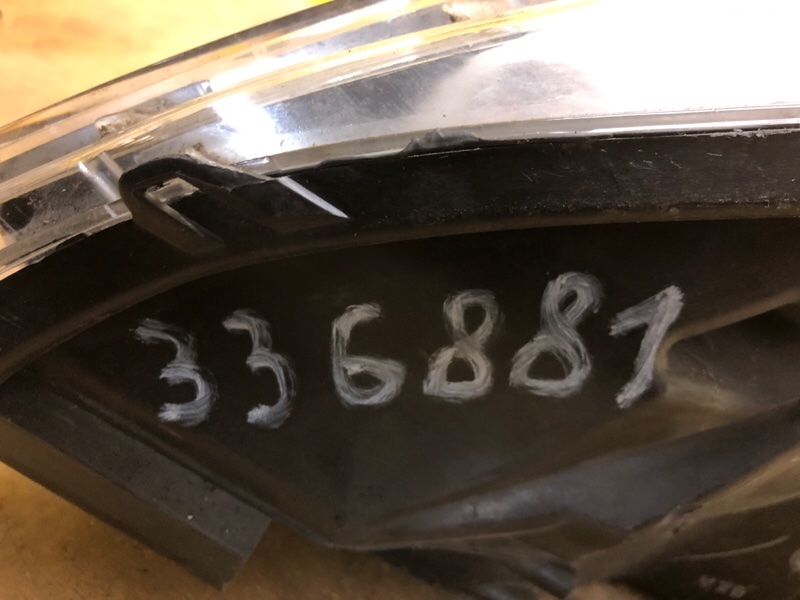 Фара правая AVENSIS 08-18