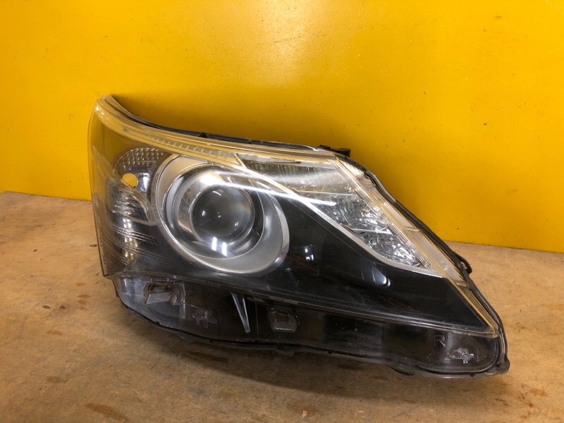 Фара правая TOYOTA AVENSIS 08-18