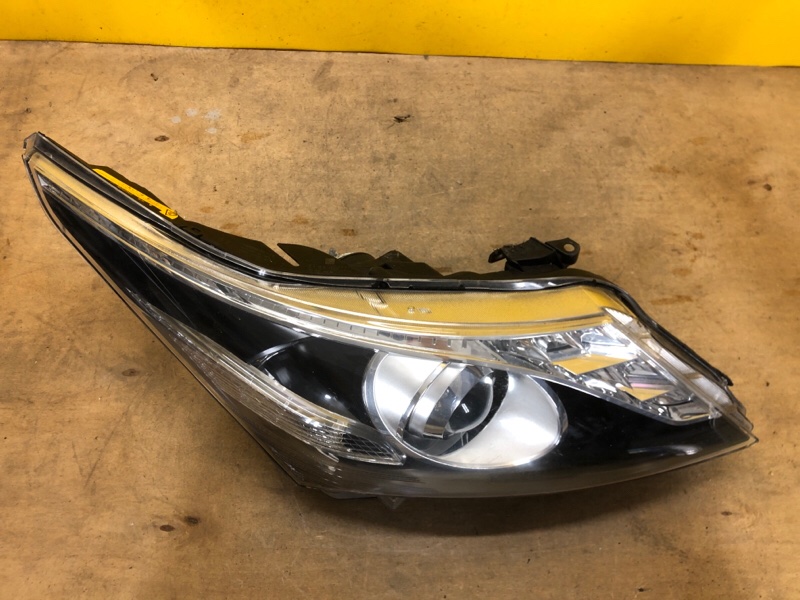 Фара правая AVENSIS 08-18