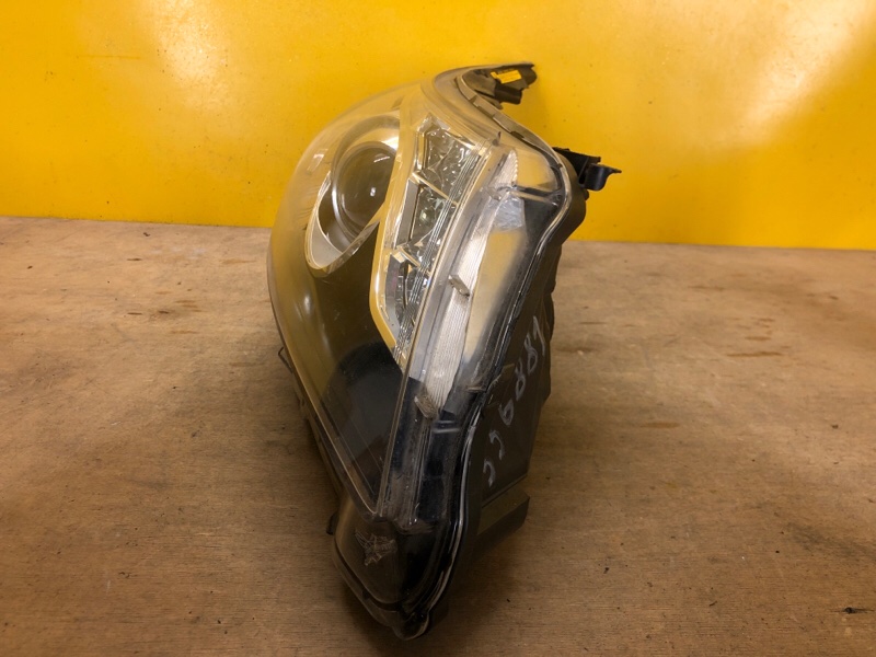 Фара правая AVENSIS 08-18