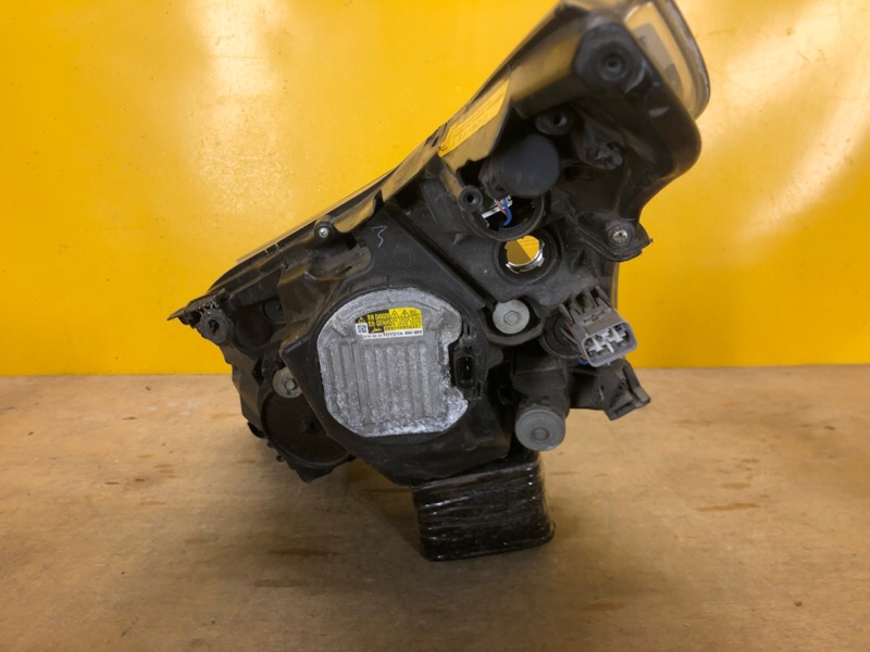 Фара правая AVENSIS 08-18