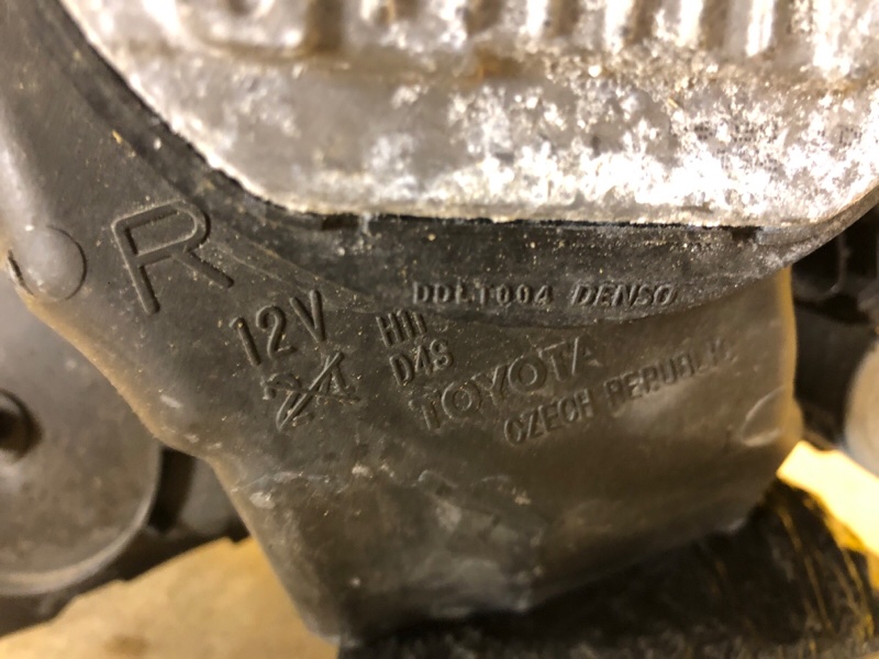 Фара правая AVENSIS 08-18