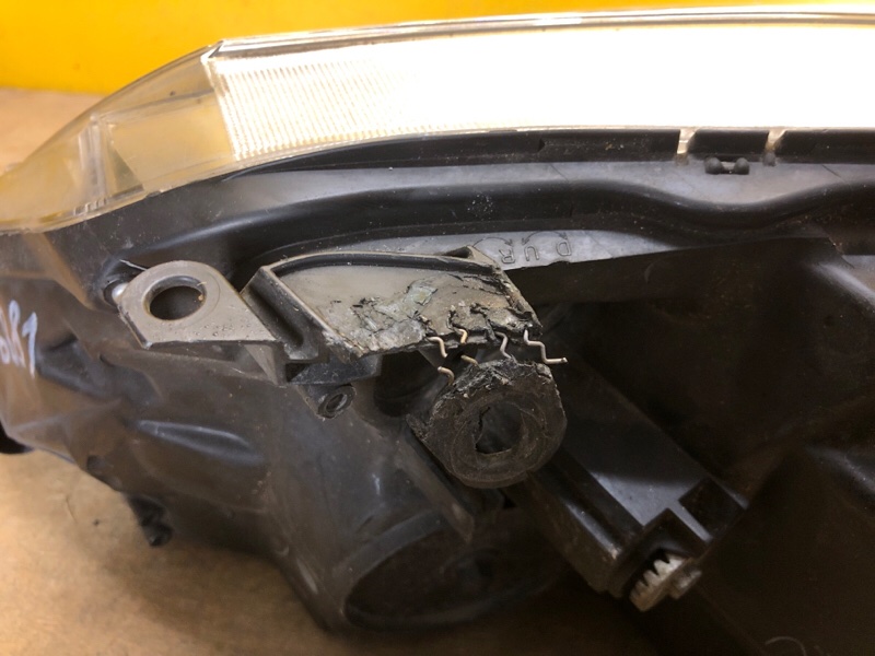 Фара правая AVENSIS 08-18