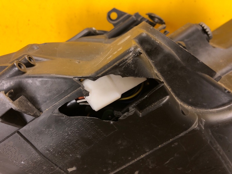 Фара правая AVENSIS 08-18