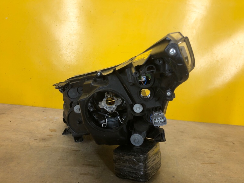 Фара правая AVENSIS 08-18 Фара правая AVENSIS 08-18