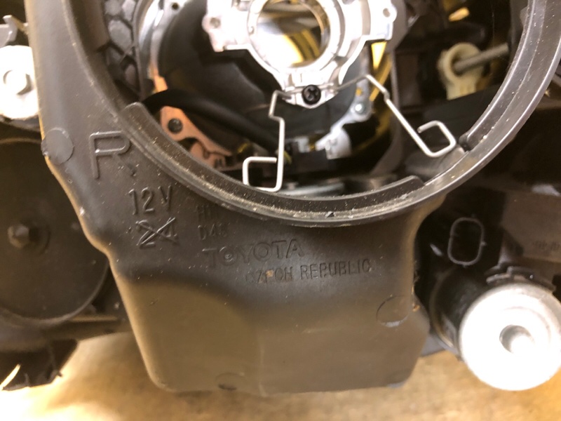 Фара правая AVENSIS 08-18 Фара правая AVENSIS 08-18