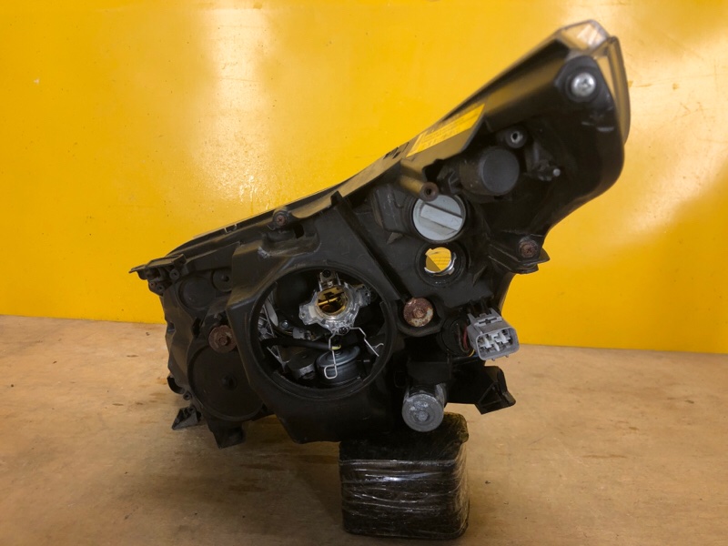 Фара правая AVENSIS 08-18 Фара правая AVENSIS 08-18