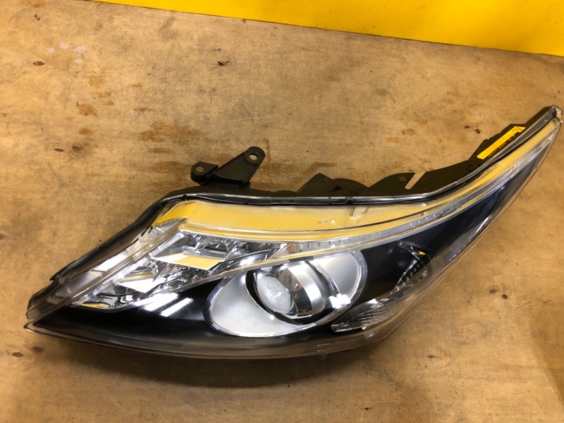 Фара левая AVENSIS 08-18 Фара левая AVENSIS 08-18