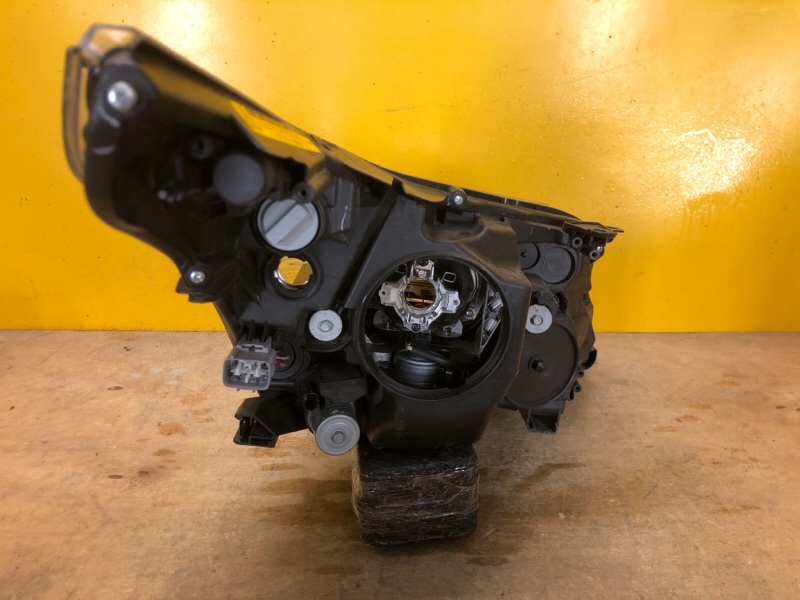 Фара левая AVENSIS 08-18 Фара левая AVENSIS 08-18