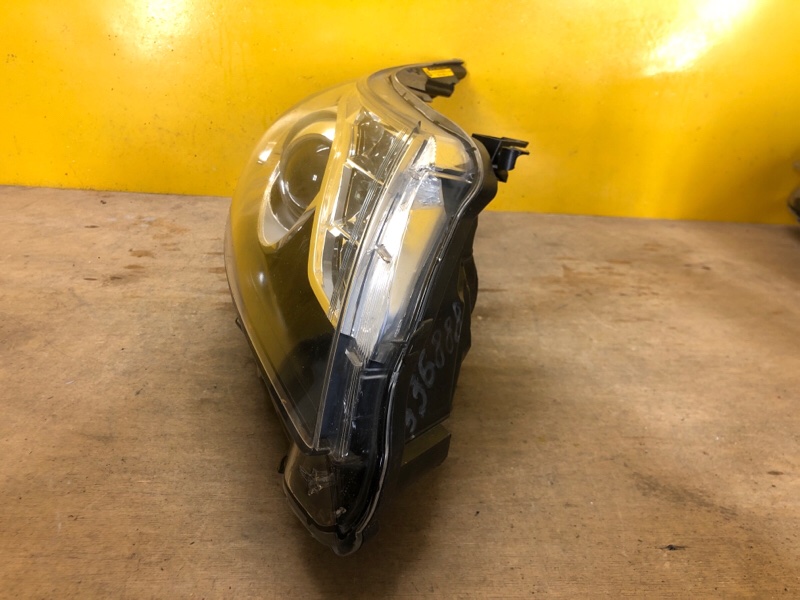 Фара правая AVENSIS 08-18 Фара правая AVENSIS 08-18