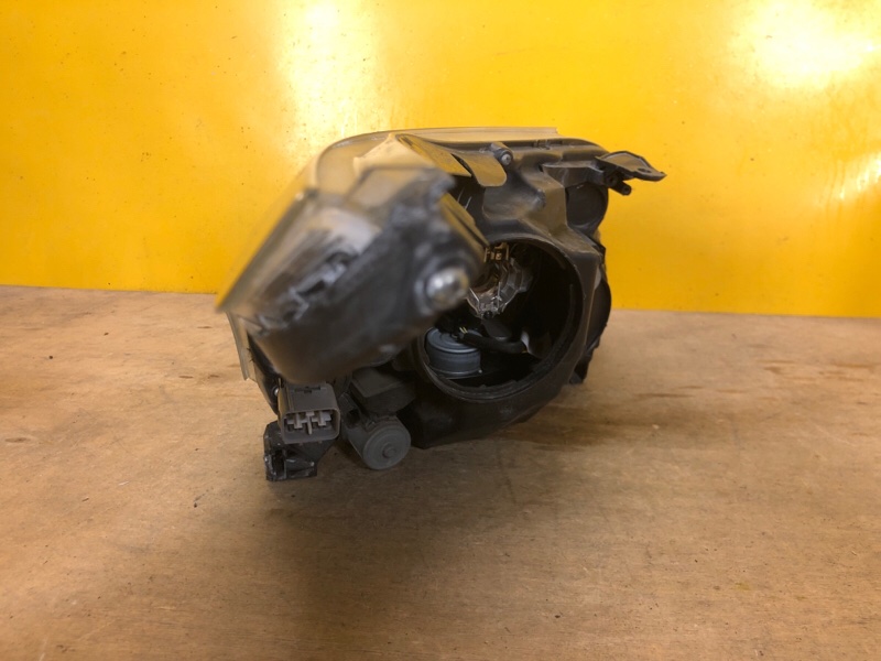 Фара левая AVENSIS 08-18 Фара левая AVENSIS 08-18