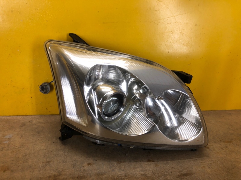 Фара правая TOYOTA AVENSIS 03-08