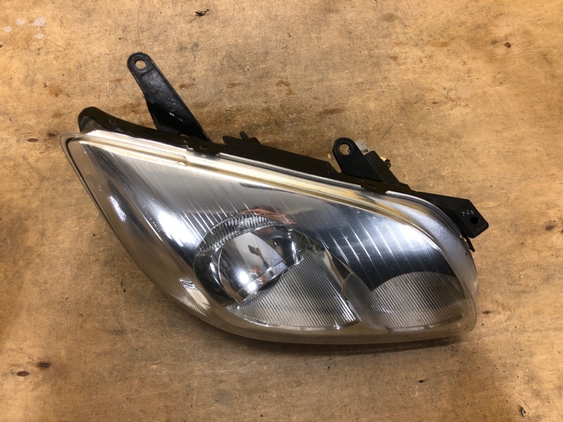 Фара правая AVENSIS 03-08