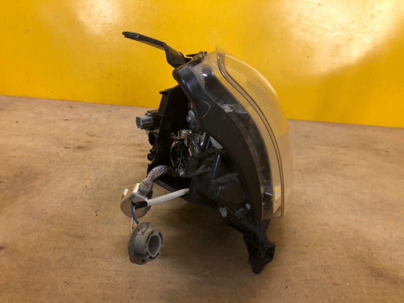 Фара правая AVENSIS 03-08