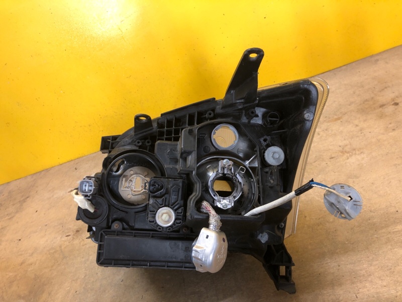 Фара правая AVENSIS 03-08