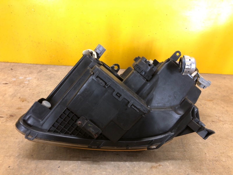 Фара правая AVENSIS 03-08