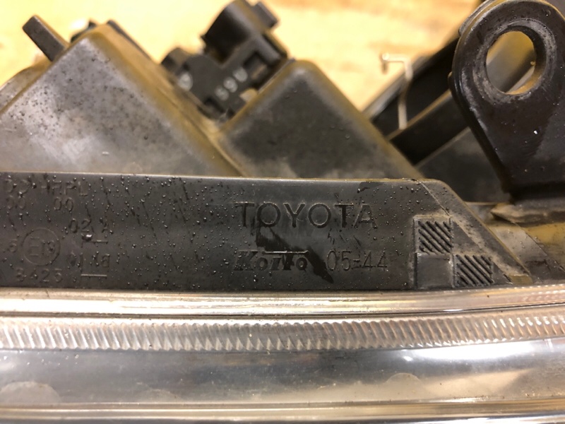 Фара правая AVENSIS 03-08