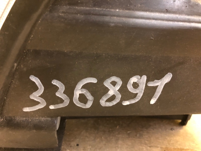 Фара правая AVENSIS 03-08