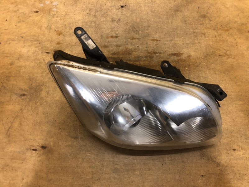 Фара правая AVENSIS 03-08