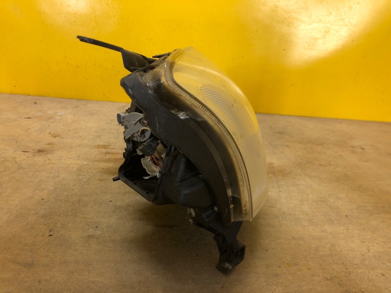 Фара правая AVENSIS 03-08