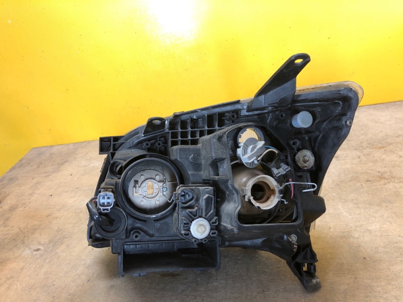 Фара правая AVENSIS 03-08