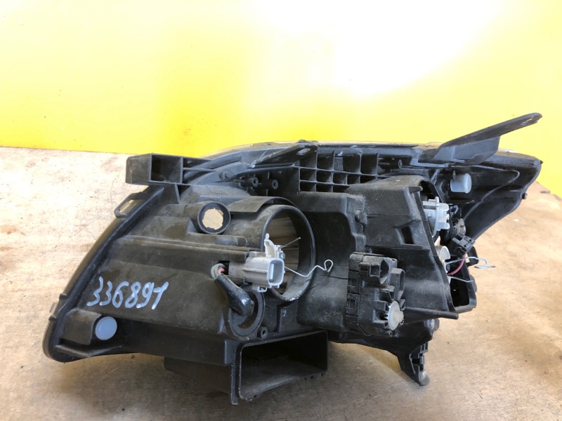 Фара правая AVENSIS 03-08