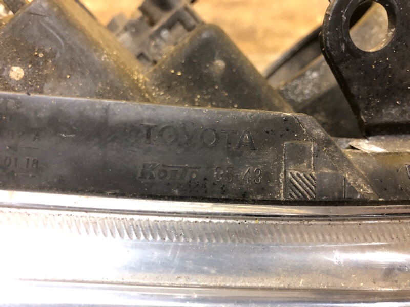 Фара правая AVENSIS 03-08