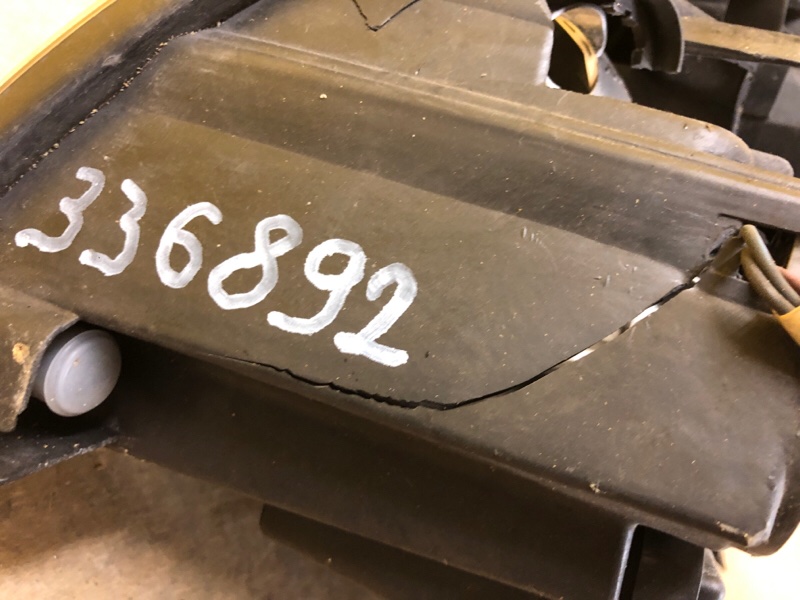 Фара правая AVENSIS 03-08