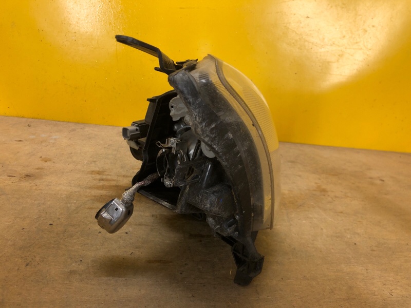 Фара правая AVENSIS 03-08