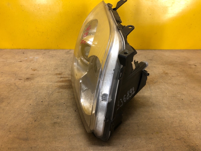 Фара правая AVENSIS 03-08