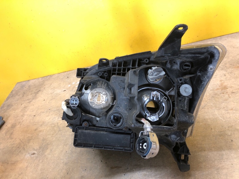 Фара правая AVENSIS 03-08