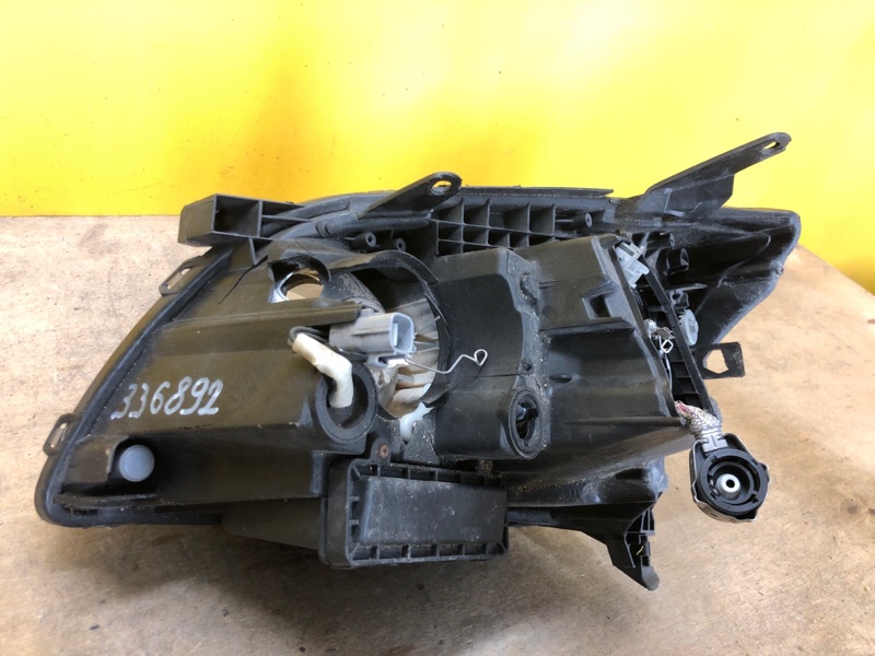 Фара правая AVENSIS 03-08