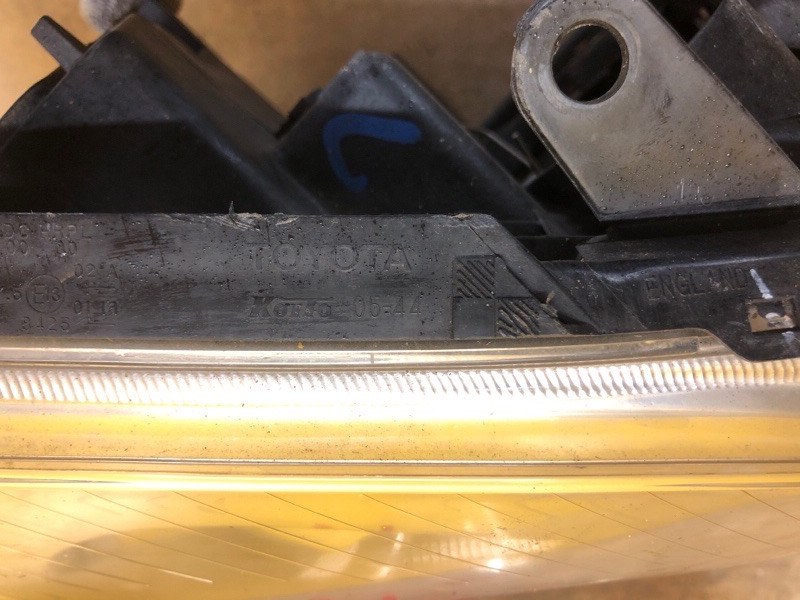 Фара правая AVENSIS 03-08