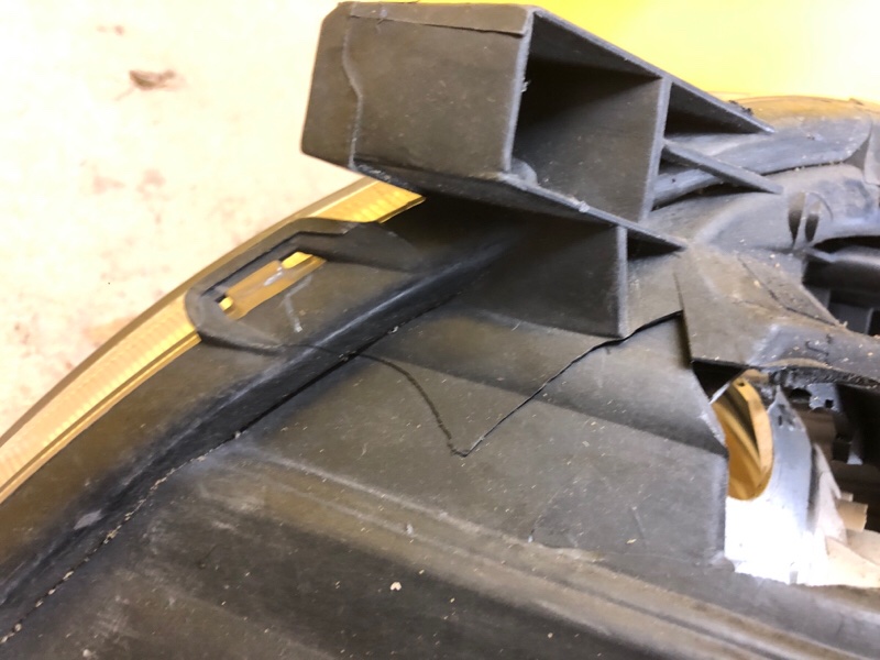 Фара правая AVENSIS 03-08