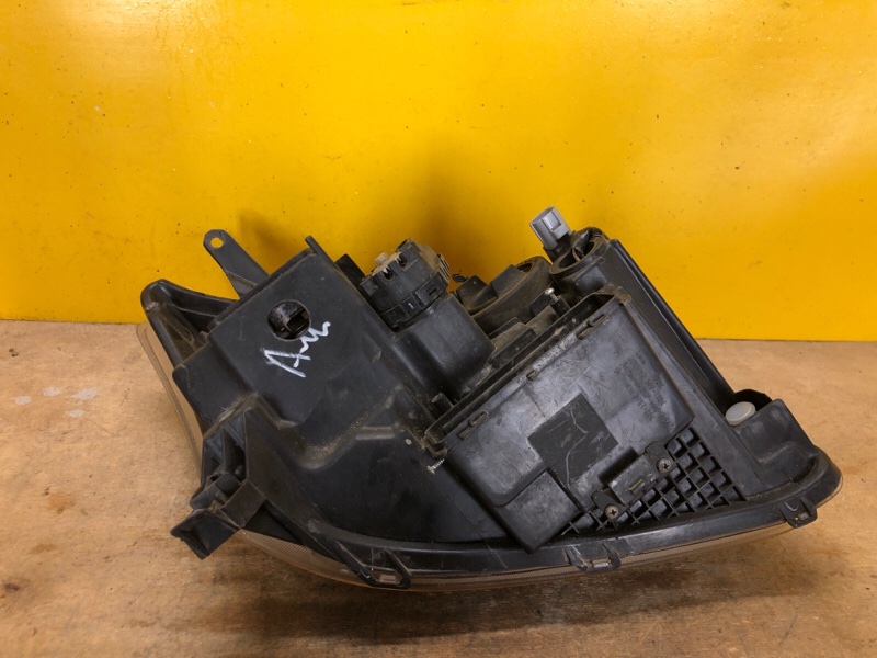 Фара левая AVENSIS 03-08