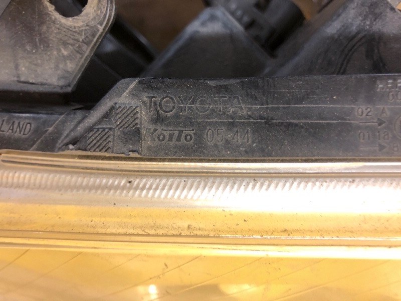 Фара левая AVENSIS 03-08