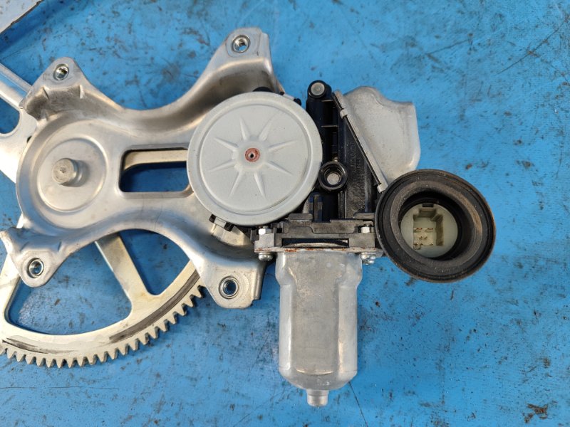 Стеклоподъемник задний правый TOYOTA PRIUS PLUS 11-14 Стеклоподъемник задний правый TOYOTA PRIUS PLUS 11-14