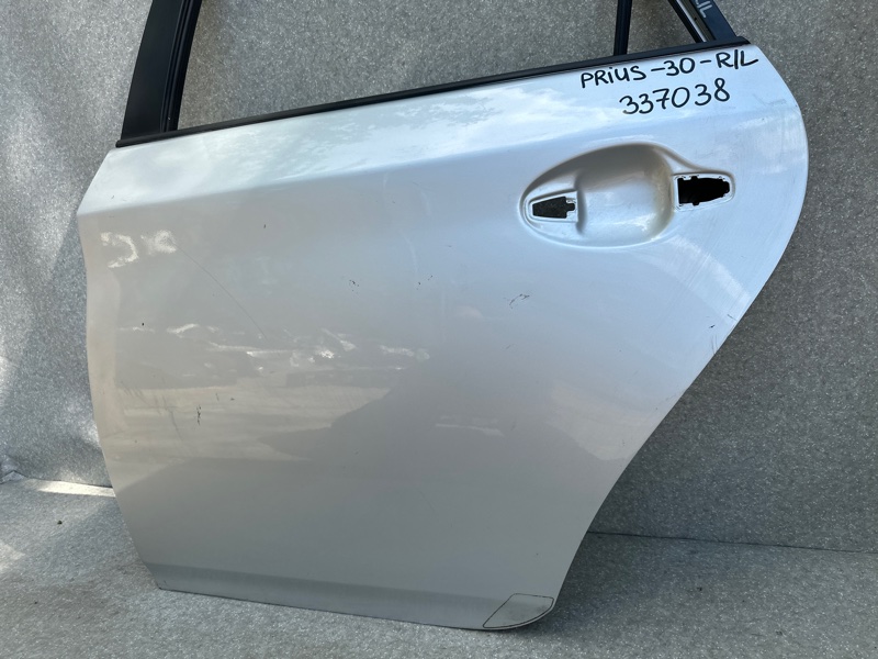 Дверь задняя левая PRIUS - 30 09-17