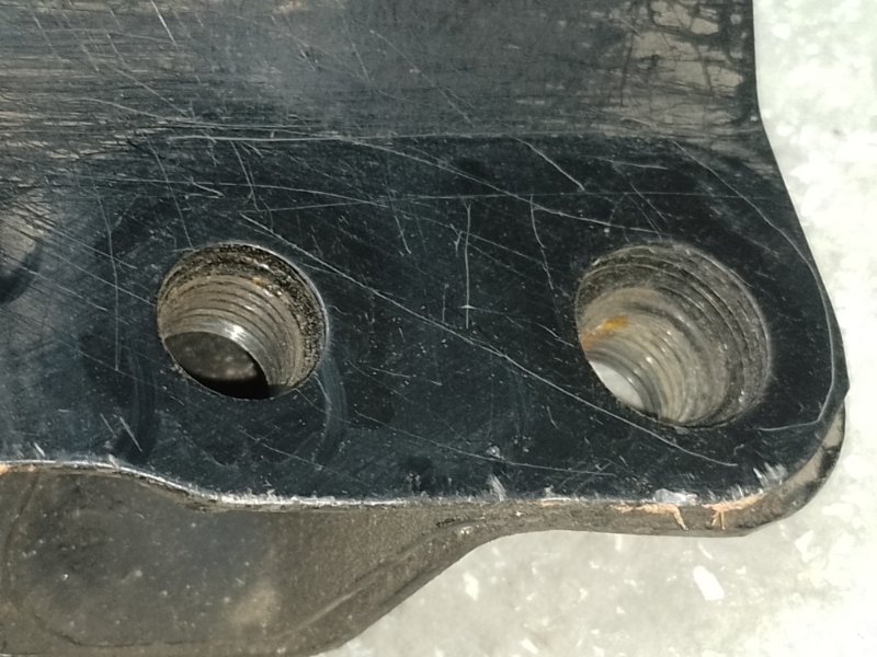 Крепление балки подвески переднее правое TOYOTA RAV4 05-12