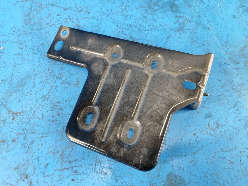 Кронштейн крыла передний левый EXPEDITION 17- 2018 T35PDTD