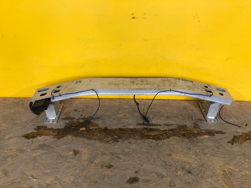 Усилитель переднего бампера CT200 17-