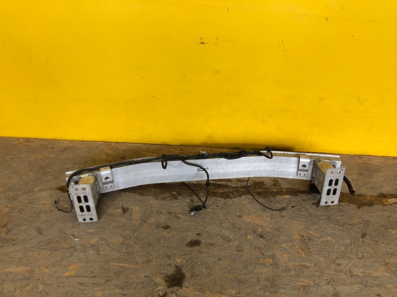 Усилитель переднего бампера CT200 17-