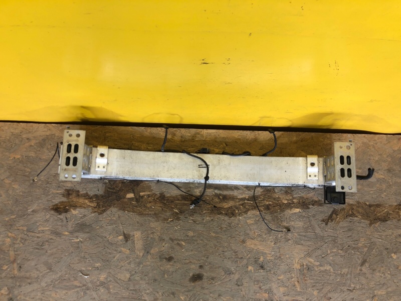 Усилитель переднего бампера CT200 17-