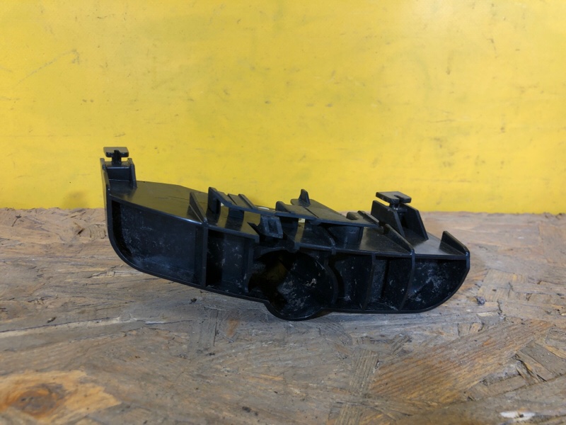 Кронштейн заднего бампера левый LEXUS CT200 17- 52563-76010 Б/У