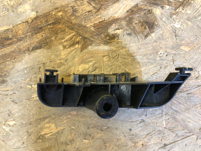 Кронштейн заднего бампера левый CT200 17-