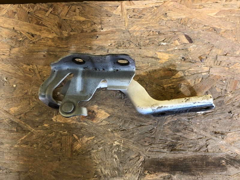 Петля капота левая CT200 17-