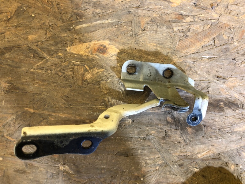 Петля капота правая LEXUS CT200 17- Петля капота правая LEXUS CT200 17-