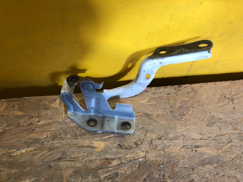 Петля капота правая CT200 17- Петля капота правая CT200 17-